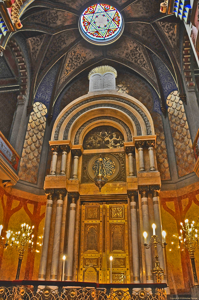 [Jubilee Synagogue Pulpit and stained glass]